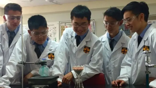 17-річні австралійські школярі змогли за 20 доларів виробити 3,7 г речовини, яка у США коштує більше 100 тис. доларів