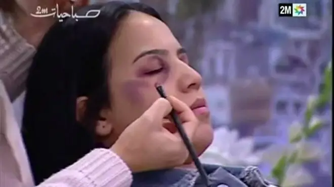 القناة التليفزيونية المغربية الثانية 2M " دوز إم" قدمت اعتذار عن بث مقطع فيديو يعلم المرأة كيف تخفي اثار العنف المنزلي باستخدام مساحيق التجميل.