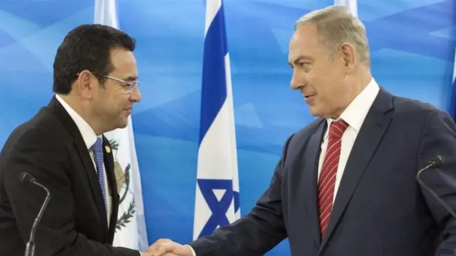 Presiden Guatemala, Jimmy Morales dalam pertemuan dengan Perdana Menteri Israel, Benjamin Netanyahu di Tel Aviv, 29 November 2016.