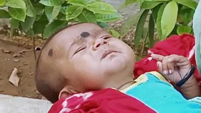 ክልተ ሳዕ እተጨውየ ህንዳዊ ህጻን