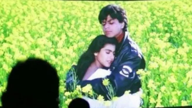 فلم دل والے دلہنیا لے جائيں گے میں اداکار شاہ رخ خان اور کاجول