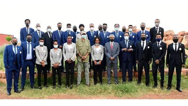 ኣብ ኦሎምፒክ ቶክዮ ዝሳተፉ ኣትሌታት ምስ ፕረዚደንት ኢሳይያስ ኣፈወርቂ፡ ኮምሽን ባህልን ስፖርትን ኣምባሳደር ዘመደ ተኽለን ካልኦትን