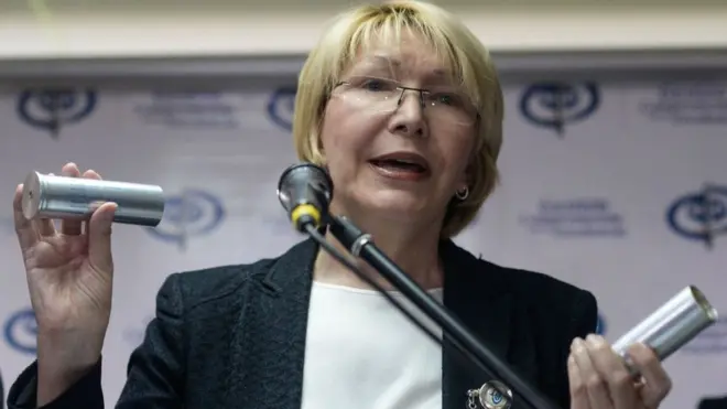 La fiscal general de Venezuela, Luisa Ortega Díaz, mostró a la prensa una bomba lacrimógena similar a la que mató a Pernalete.