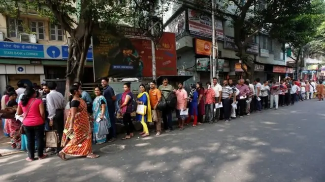 نوٹوں کی تبدیلی کے سلسلے میں ممبئی اور دہلی میں بینکوں کے باہر زبردست بدنظمی کے مناظر دیکھے گئے