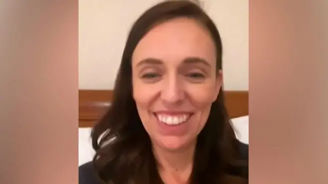 "من المفترض أن تكوني في السرير يا حبيبتي"