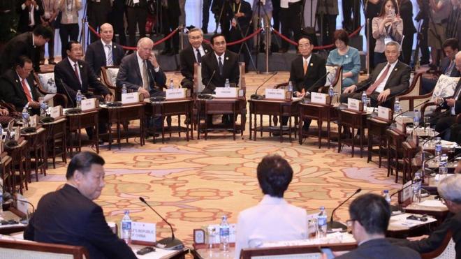 宋楚瑜（後中右橘色領帶者）10日在越南峴港出席「與東協領袖非正式對話」，與中國國家主席習近平（前左）相對而坐。