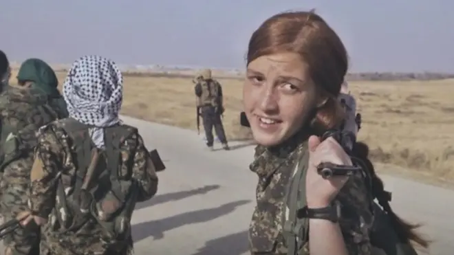 المصورة أسماء وجيه التي زارت مناطق الصراع في سوريا والعراق إلى التعريف بدور المرأه في العالم العربي بين "القوة والاستكانة"