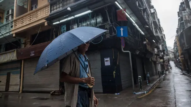 澳門老城區一名老伯在颱風下打傘出行（27/8/2017）