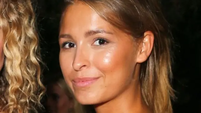 ېر کال هم مېرمن ماریسا پاپن د مصر په معبدونو کې د لوڅو عکسونو د اخیستلو په جرم یوه موده زنداني شوې وه.