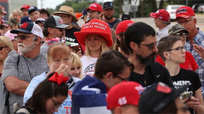 Supporters of US President Donald Trump queue to attend a rally in Tulsa, Oklahoma (20 June 2020)
