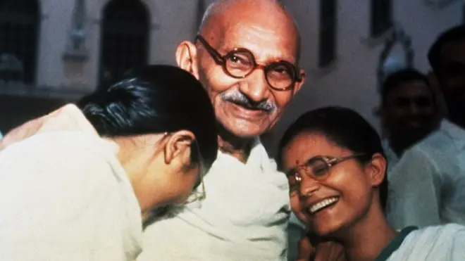 अपनी अनुयायी आभा और मनु के साथ महात्मा गांधी.