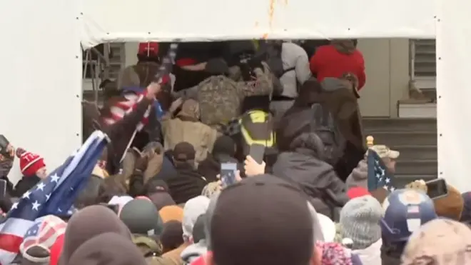 시위대는 유리창을 깨고 의사당 건물 안으로 들어왔고, 일부는 상원의장석까지 점거했다