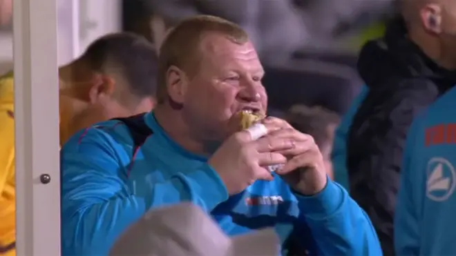 Wayne Shaw mengundurkan diri setelah insiden makan kuenya diselidiki oleh Asosiasio Sepak Bola Inggris, FA.