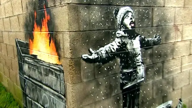 Работа Бэнкси "С праздниками" на стене гаража в Порт-Толботе