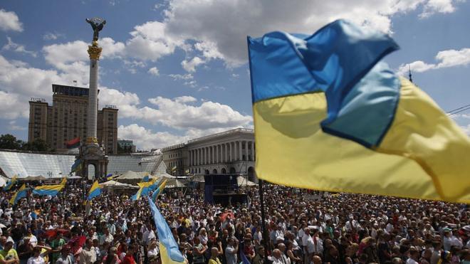 Manifestação de ucranianos na Praça da Independência em Kiev em junho de 2014