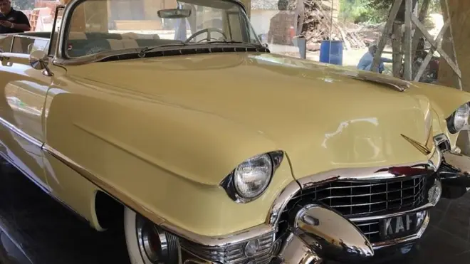 فاطمہ جناح کے استعمال میں رہنے والی دو گاڑیاں حال ہی میں تزئینِ نو کے بعد کراچی کے قائدِ اعظم ہاؤس میں نمائش کے لیے کھڑی کی گئی ہیں
