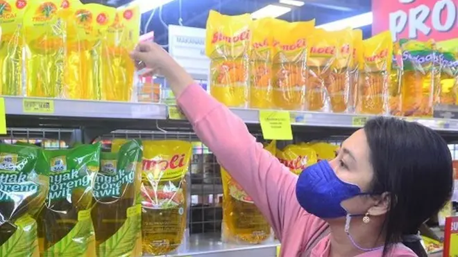 Sejumlah pusat perbelanjaan di Kudus, Jawa Tengah, mulai menerapkan harga minyak goreng menjadi Rp14.000 per liter untuk segala merek menyusul kebijakan minyak goreng satu harga oleh pemerintah pada 19 Januari 2022.