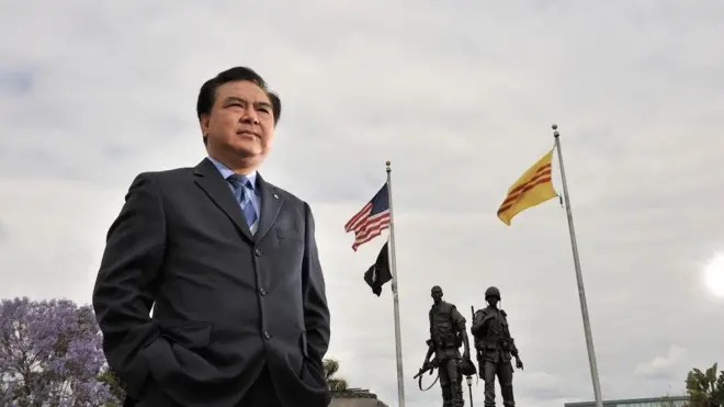 Cựu Dân biểu California Trần Thái Văn trước Tượng đài Chiến sĩ Việt Mỹ ở Westminter, California năm 2015
