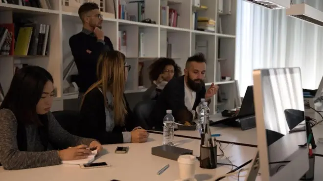 Generasi muda saat ini dianggap enggan bertahan lama dalam suatu pekerjaan yang sama. Pergolakan prinsip, etik, dan mengejar hasrat kerap menjadi pertimbangan.