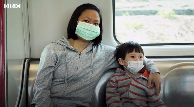 warga China menggunakan masker di kereta