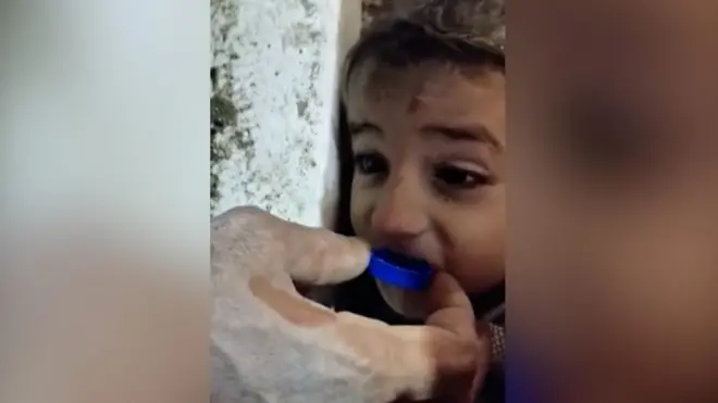 물을 마시는 소년