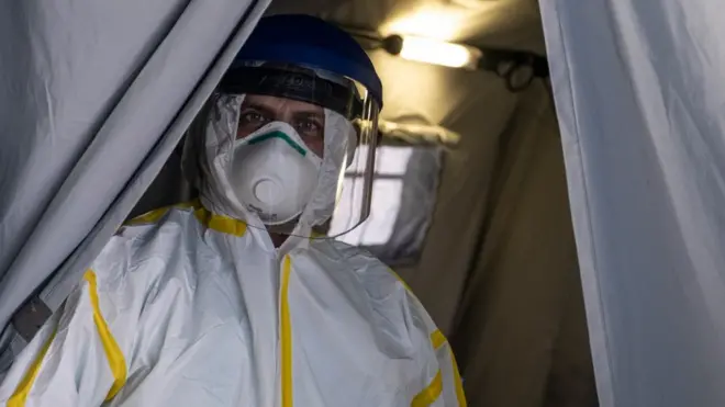 Число заразившихся в мире продолжает расти, во многих странах развернуты полевые госпитали