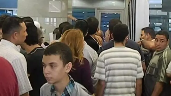 تسؤلات كثيرة حول مصير نحو 300 ألف عامل مصري في قط، عقب قرار مصر وعدد من الدول العربية قطع العلاقات مع الدوحة، وتوقف رحلات الطيران والموانئ من وإلى هذه الدول.