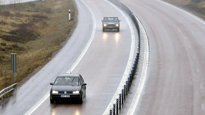 Jalan tol di Gavle, 250 kilometer sebelah utara Stockholm, Swedia. Negara Skandinavia itu mulai memberlakukan perubahan ke setir kiri pada 3 September 1967 lalu.