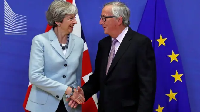 12月8日，欧盟委员会主席容克在欧盟委员会总部欢迎英国首相特蕾莎·梅。