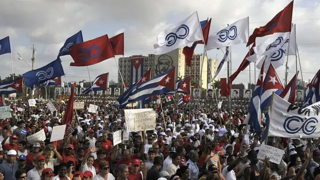 Толпа на площади с флагами