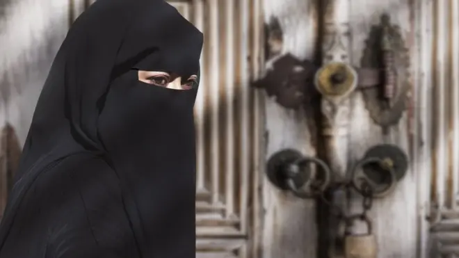 Críticos da medida alegam que seriam apenas 150 mulheres islâmicas vivendo no país e usando burca ou o niqab.