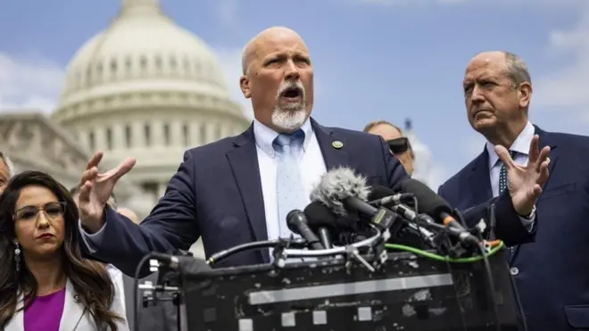 العضو الجمهوري من تكساس تشيب روي خارج مبنى الكابيتول الأمريكي في 30 مايو/أيار 2023