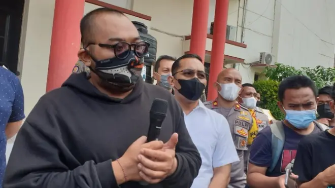 "Pasti saya khilaf. Sangat serius saya berubah, apalagi semua orang menyoroti saya. Pandemi ini memang ada. Saya yang semula tak mengenakan masker, lalu mengenakan masker," kata Putu Aribawa.