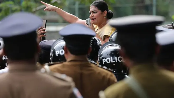 "ජනපතිවරයා මෙන්ම අගමැතිවරයා ද ඉවත් වන තුරු සටන අත්හැරිය නොහැකියි. " - හිරුණිකා