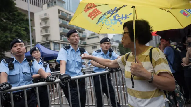 周一下午仍然有示威者在立法会大楼外聚集。