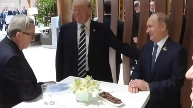 После рукопожатия Дональд Трамп погладил Владимира Путина по плечу.