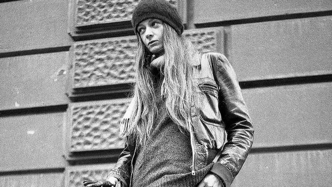 Snimio Ranko Tomić, 1995. Sonja na stubu ograde ispred zgrade tehničkog fakulteta u Beogradu