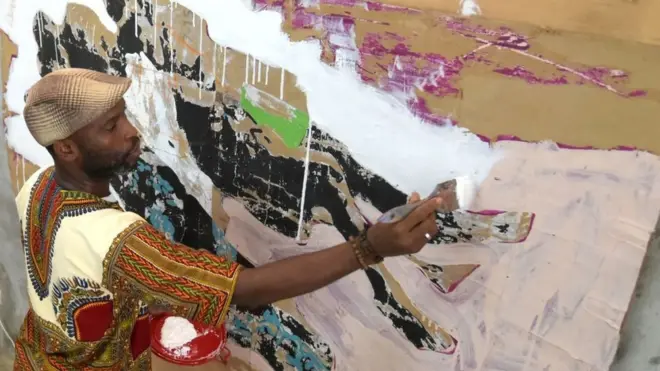Le peintre ivoirien Armand Boua travaille dans son atelier à Abidjan