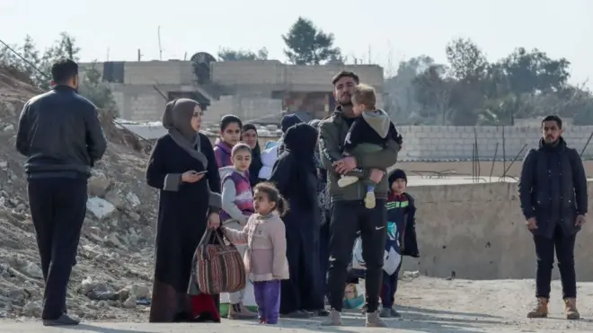 سوريون يفرون من منازلهم في حي الغويران في مدينة الحسكة الشمالية في 22 كانون الثاني/ يناير 2022