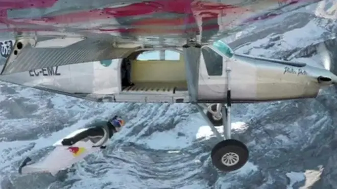 Экстремал на подлете к самолету