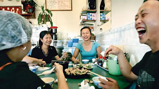 Nụ cười bên mâm cơm gia đình người Việt tị nạn trong quán của họ ở Cabramatta, Sydney