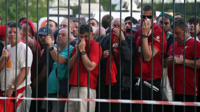 جماهير ليفربول خارج استاد دو فرانس قبيل انطلاق نهائي دوري أبطال أوروبا مع ريال مدريد