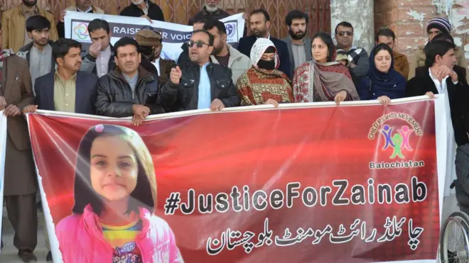 участники протеста держат транспарант с фото Зейнаб