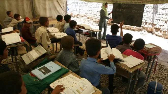 د پوهنې وزارت د شاوخوا ۱۹۵ زره کارکوونکو په لرلو د افغانستان د ملکي خدمتونو تر ټولو ستر تشکیل دی