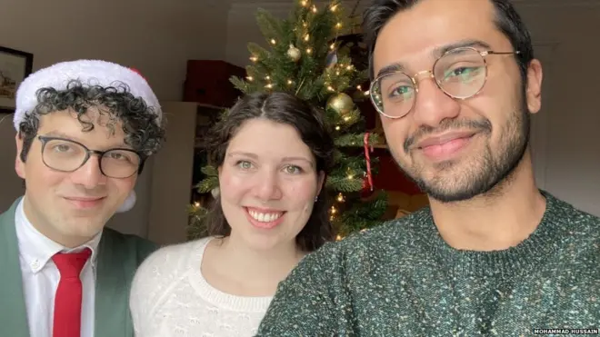 Mohammad Hussain pẹlu awọn akẹgbẹ rẹ nibi ti wọn ti n palẹmọ de ọdun Keresi