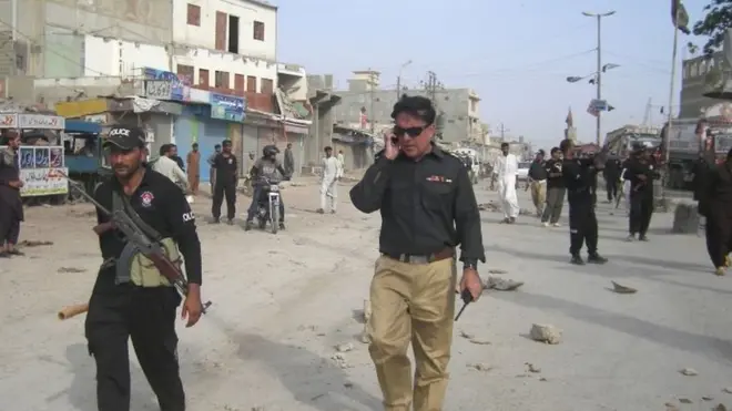 پولیس نے مظاہرین کو منتشر کرنے کے لیے آنسو گیس پھینکی جس سے وہ مزید مشتعل ہو گئے