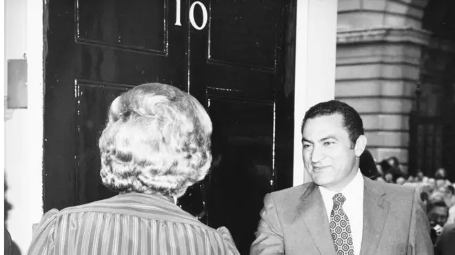 مبارك يصافح ثاتشر على باب 10 دواننغ ستريت، مقر الحكومة البريطانية.