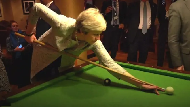 تيريزا ماي رئيسة وزراء بريطانيا تمارس لعبة البلياردو في منافسة مع رئيس الوزراء الإيطالي بشرم الشيخ