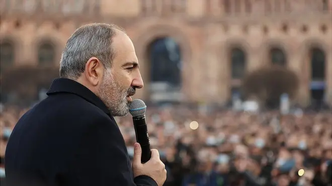 Рейтинг Пашиняна резко упал после поражения в войне, но он все еще популярнее лидеров оппозиции