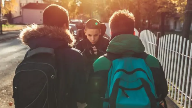 ሰለስተ ቆልዑት ነቲ ሓደ ክህንድድዎ እናፈተኑ